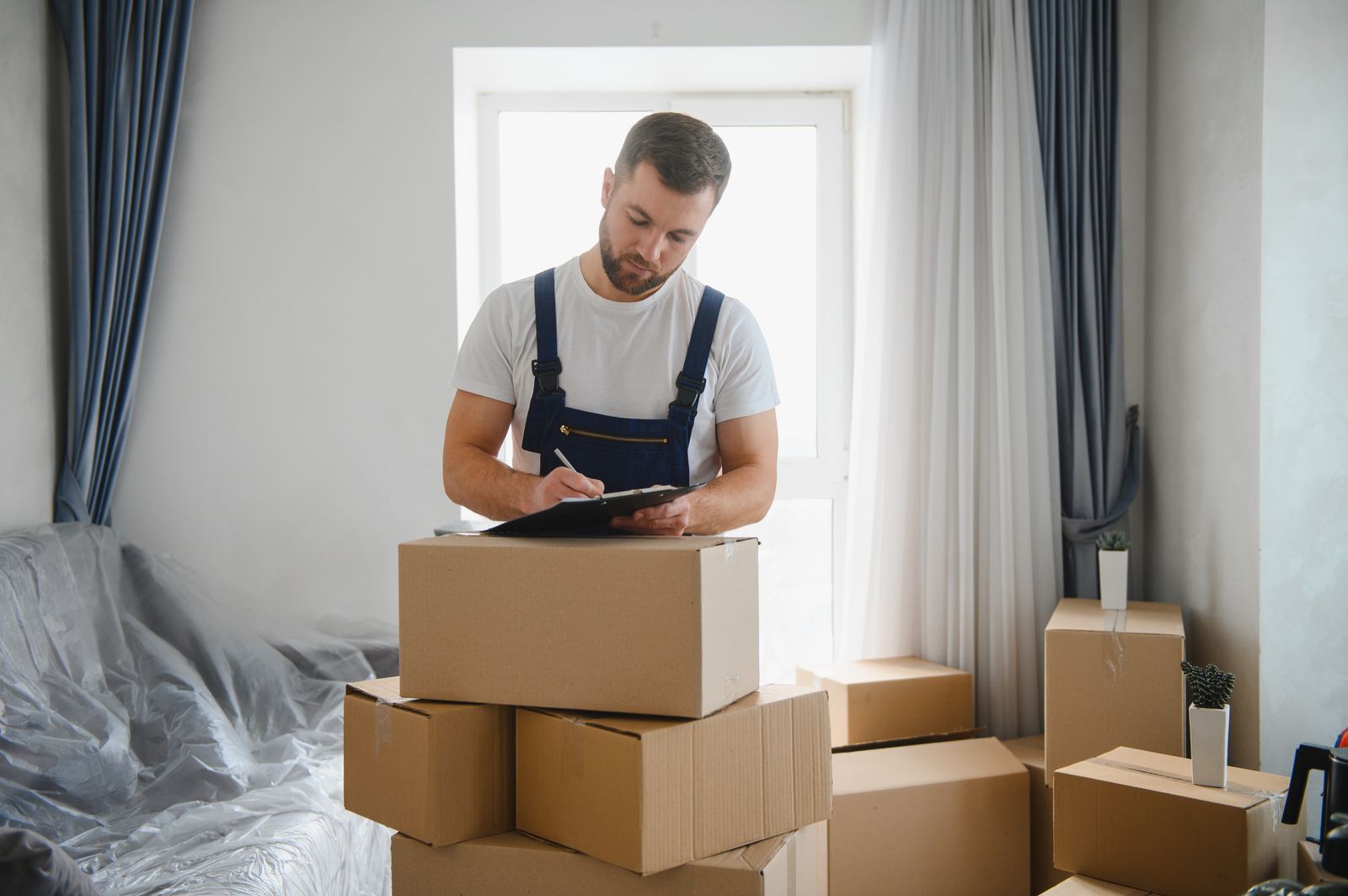 Mover completing written estimate paperwork